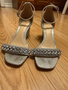JEWEL BADGLEY MISCHKA // Silver Sparkle Wedges - Size 6